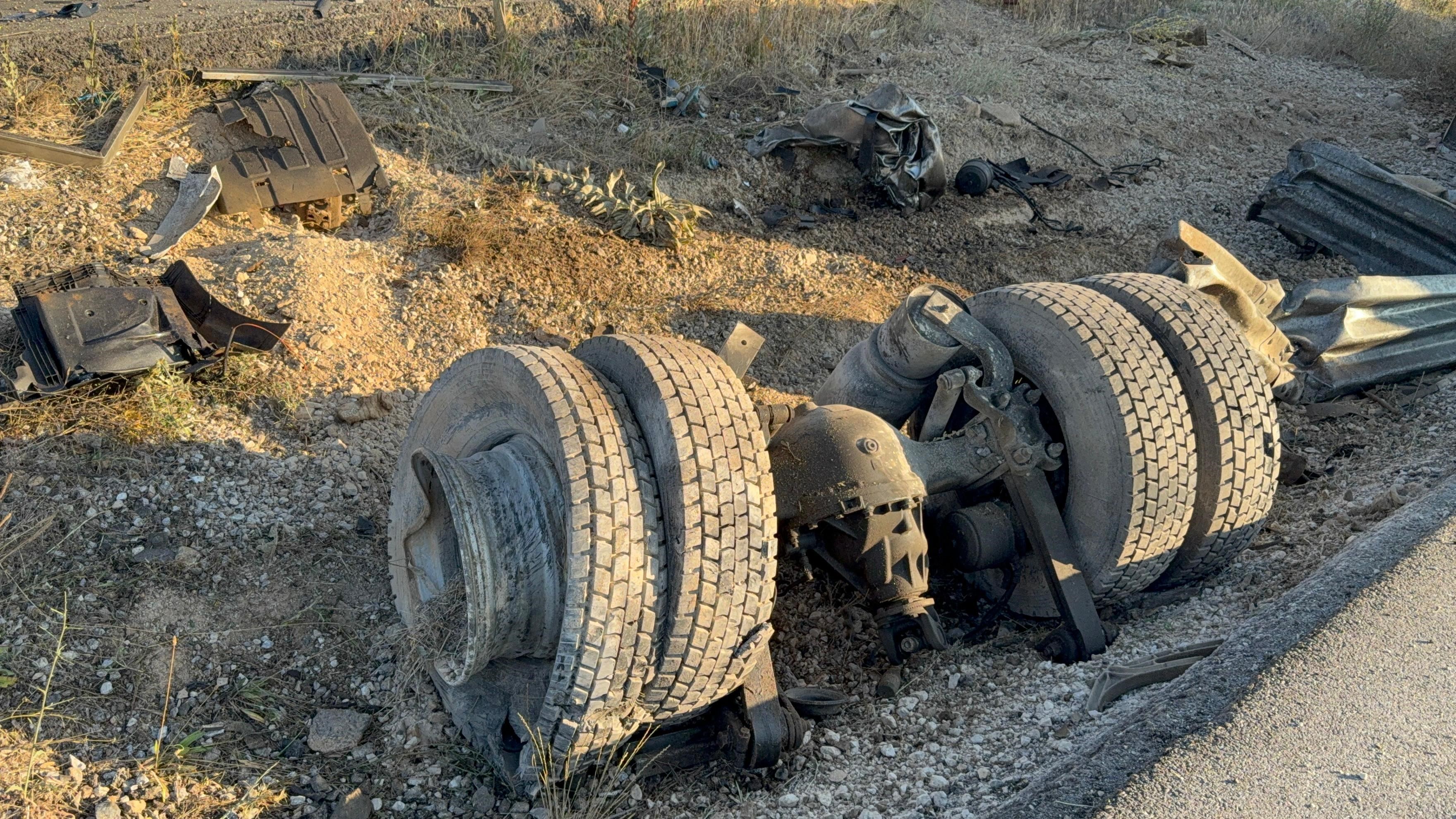 Ege’de Gübre Yüklü Tır Bariyerlere Çarpıp, Devrildii (3)