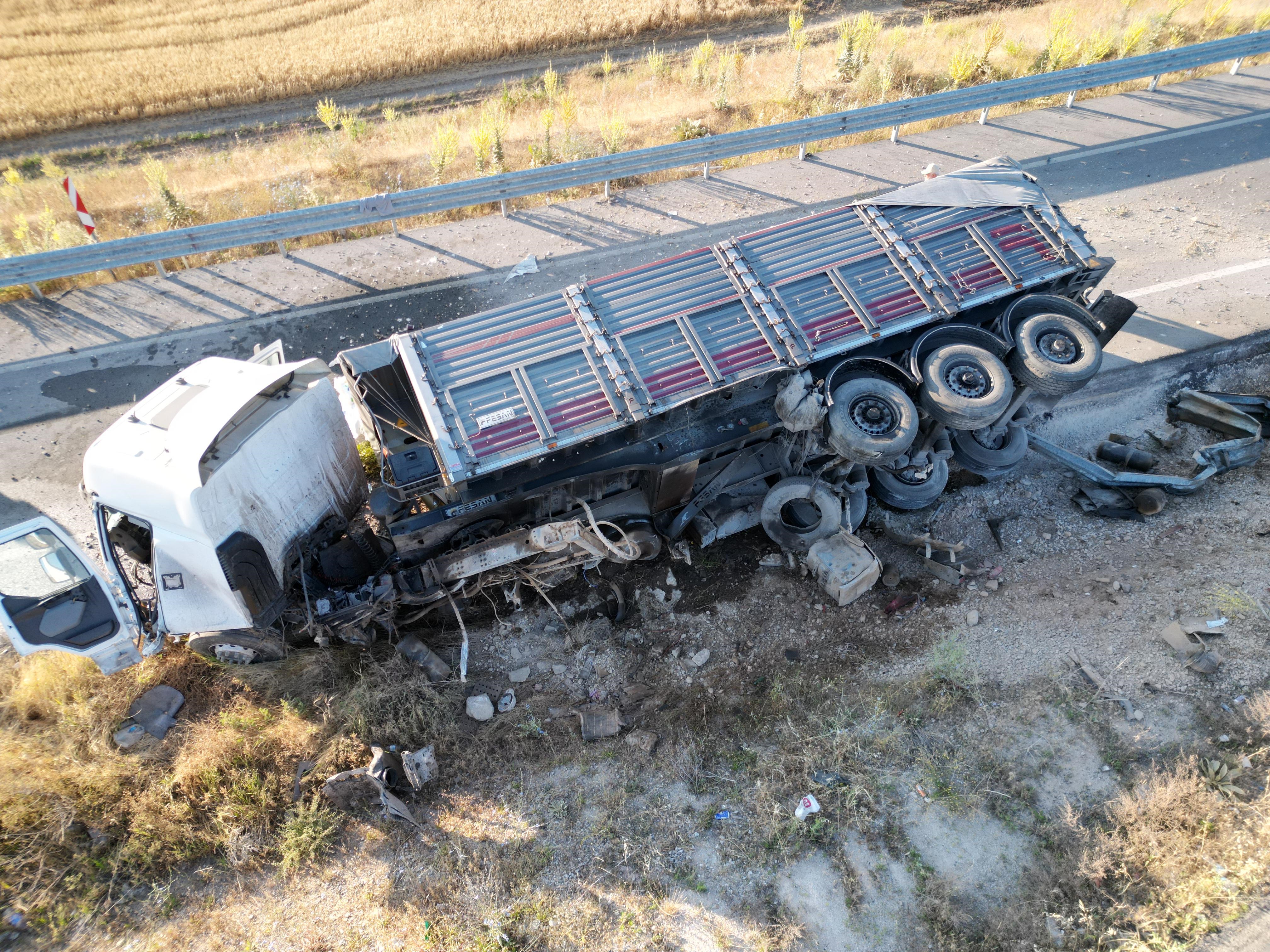 Ege’de Gübre Yüklü Tır Bariyerlere Çarpıp, Devrildii (4)