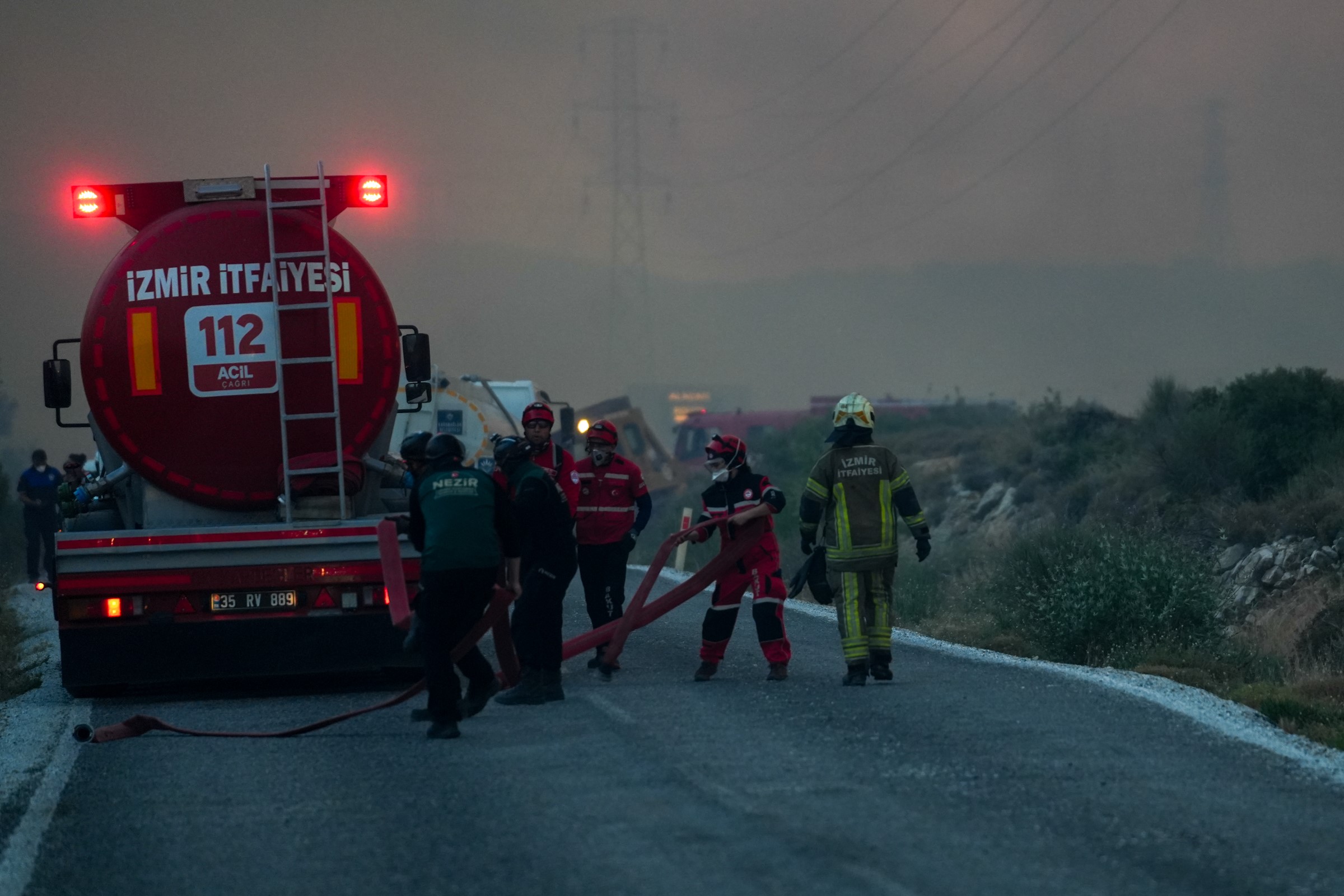 İzmir'de Yangınla Mücadele Sürüyorr (4)