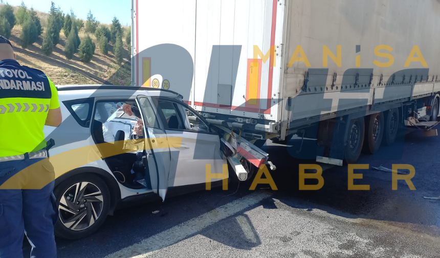 Manisa'da Feci Kaza Tıra Çarpan Otomobilde Aynı Aileden 4 Kişi Yaralı (1)
