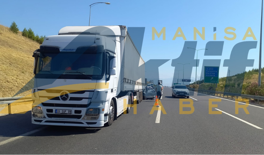 Manisa'da Feci Kaza Tıra Çarpan Otomobilde Aynı Aileden 4 Kişi Yaralı (2)