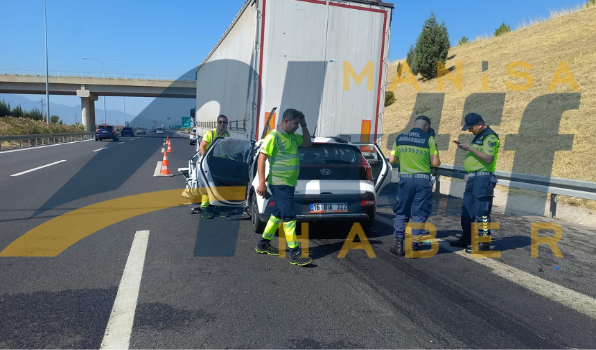 Manisa'da Feci Kaza Tıra Çarpan Otomobilde Aynı Aileden 4 Kişi Yaralı