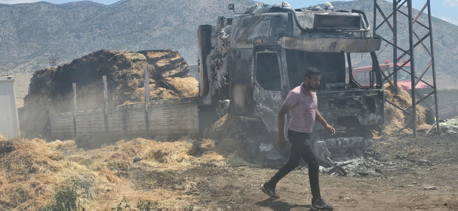 Saman Yüklü Tır Çıkan Yangında Kül Oldu (3)
