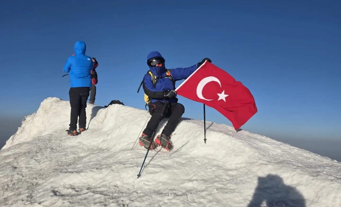 3 Egeli, Ağrı Dağı Zirvesine Tırmandı (1)
