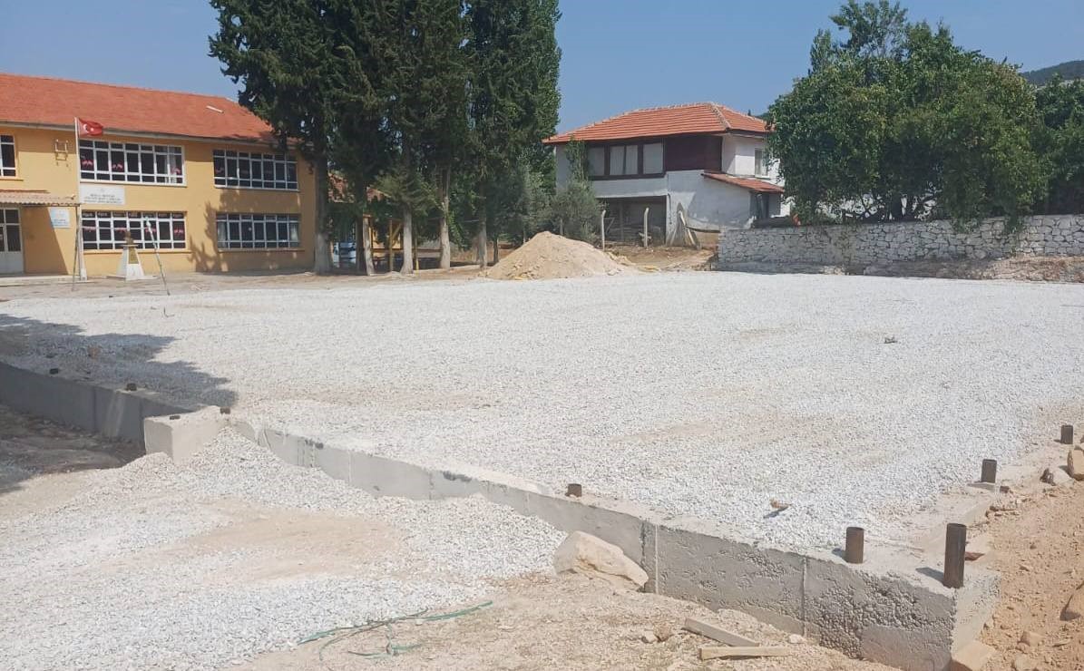 6 Halı Saha Yapımı Sürüyor (4)