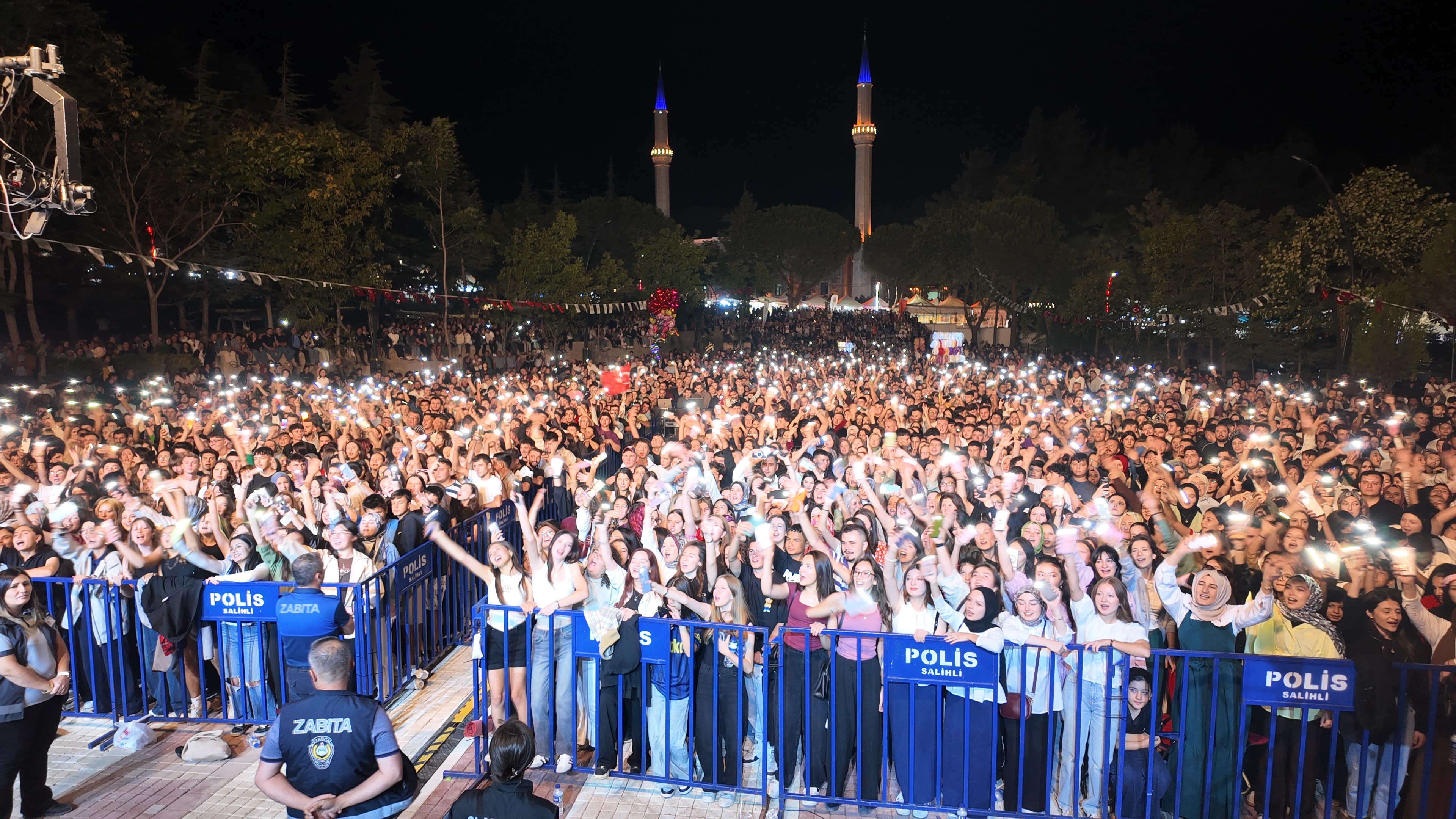 Manisa'da Merve Özbey'den unutulmaz konser-1