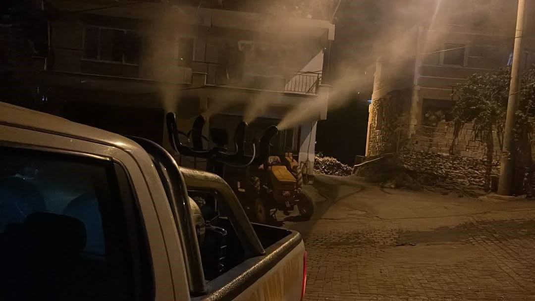 Aydın'ın Germencik Ilçesinde Belediye Ekipleri, Park, Bahçe, Sulak Alan Ve Mahalle Aralarında Yaptığı Uygulamalarla Sivrisineklerin Çoğalmasının Önüne Geçmeyi Hedeflerken Gece Gündüz Demeden Çalışmalar Gerçekleştiriyor. Vatan (1)