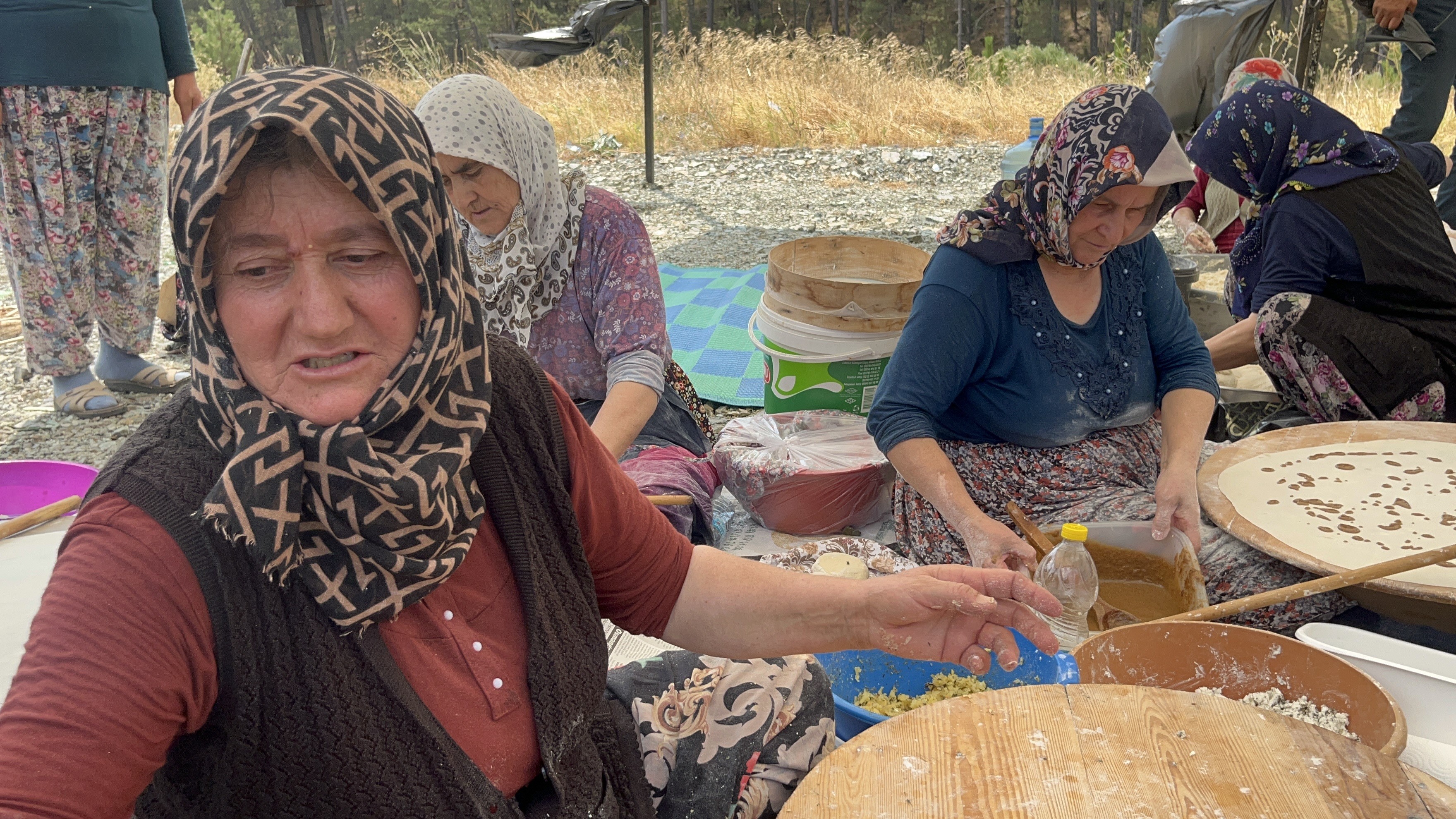 Bir Araya Gelen Kadınlar, Orman Yangınının Ardından, Yoldan Geçenlere 'Şükür' Anlamında Gözleme Ikram Etti (1)