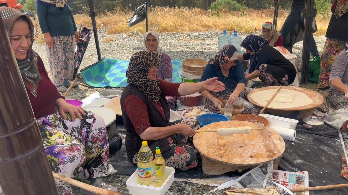 Bir Araya Gelen Kadınlar, Orman Yangınının Ardından, Yoldan Geçenlere 'Şükür' Anlamında Gözleme Ikram Etti (2)