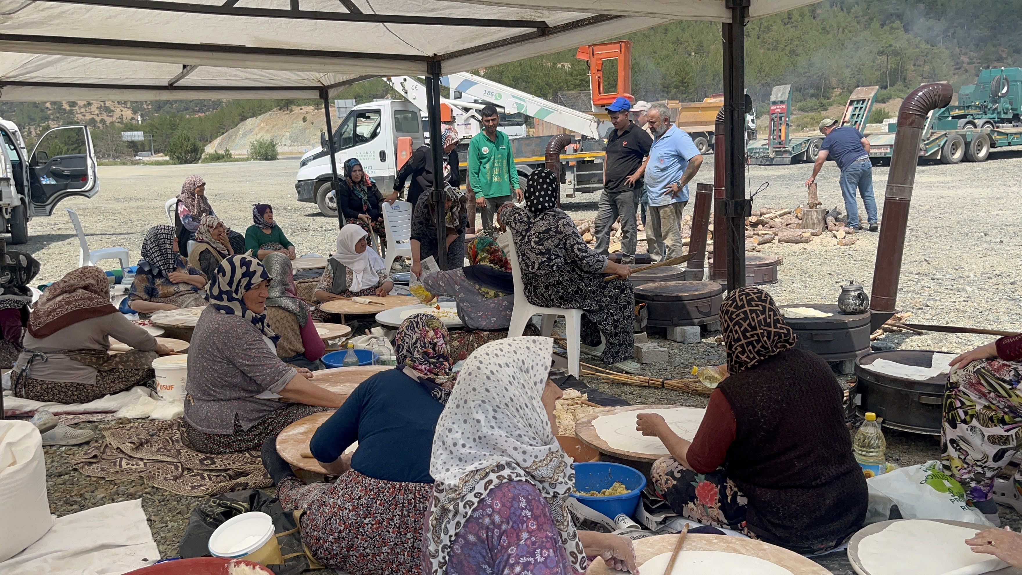 Bir Araya Gelen Kadınlar, Orman Yangınının Ardından, Yoldan Geçenlere 'Şükür' Anlamında Gözleme Ikram Etti (4)