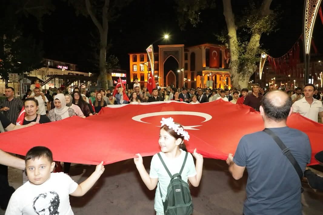 Büyük Zafer’in 103. Yılı Bayrak Yürüyüşü Ve Fener Alayı Ile Taçlandı (1)
