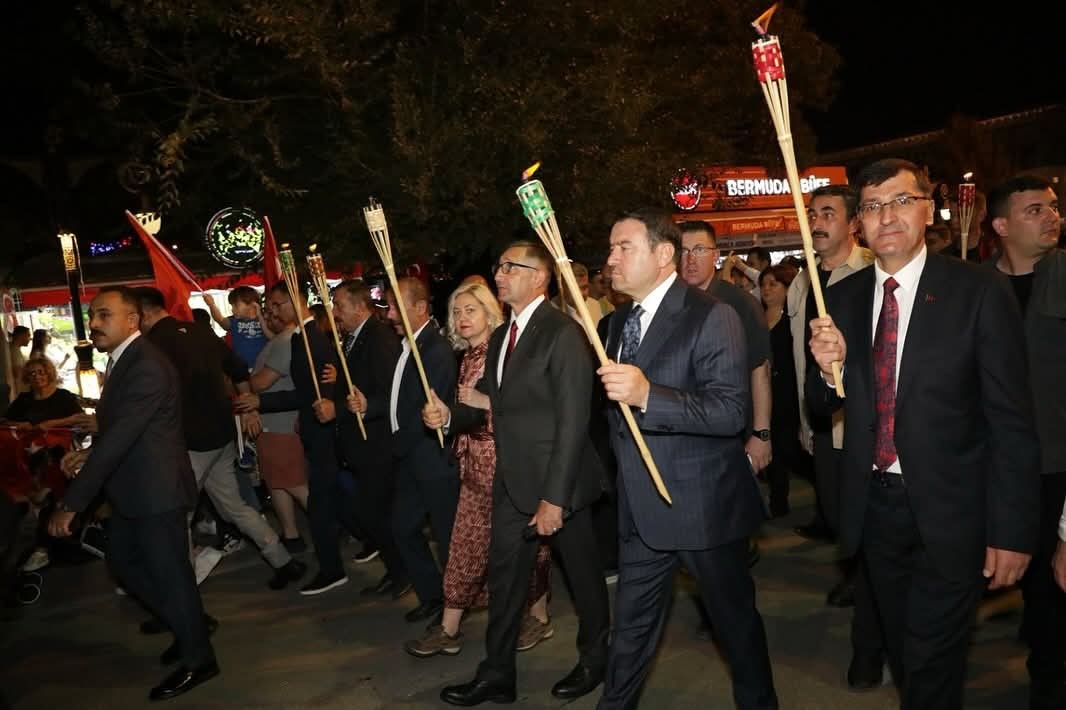 Büyük Zafer’in 103. Yılı Bayrak Yürüyüşü Ve Fener Alayı Ile Taçlandı (2)