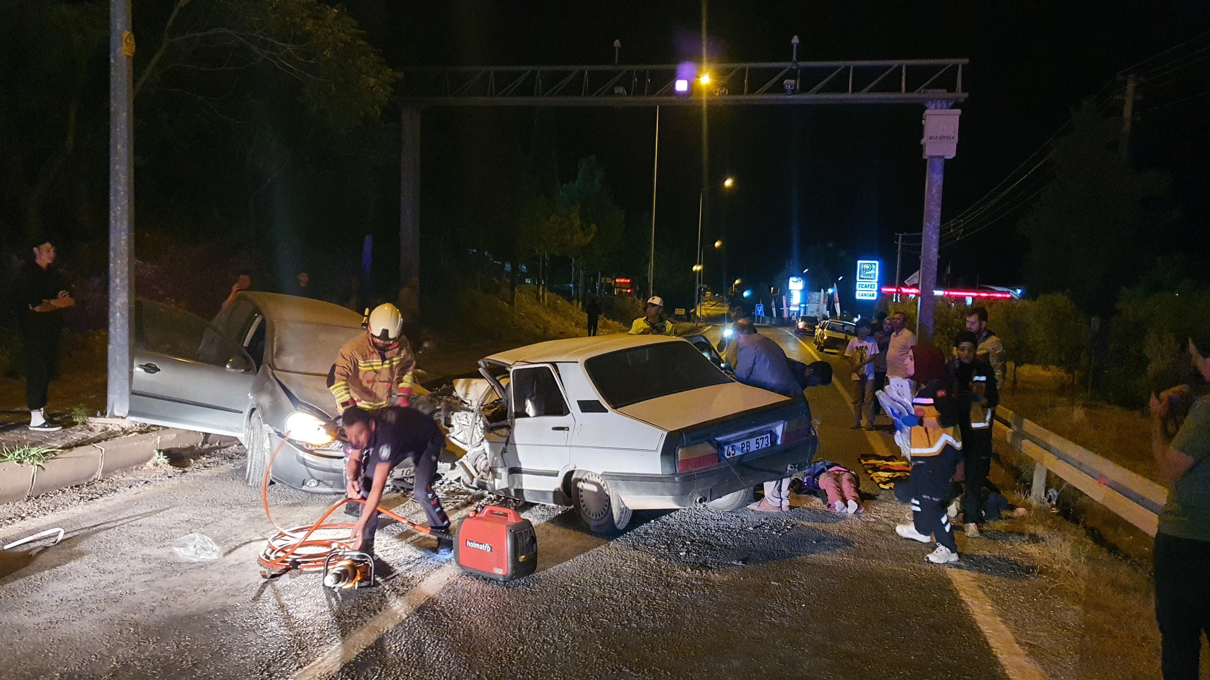 Demirci Salihli Karayolunun 2. Kilometresinde 45 Pb 573 Plakalı Mustafa Uysal (44) Yönetimindeki Otomobilin Hatalı Sollama Yapması Sonucu Karşı Yönden Gelen 35 Pc 104 Plakalı Gülcan Büber (41) Yönetimindeki Otomobil Ile Çar