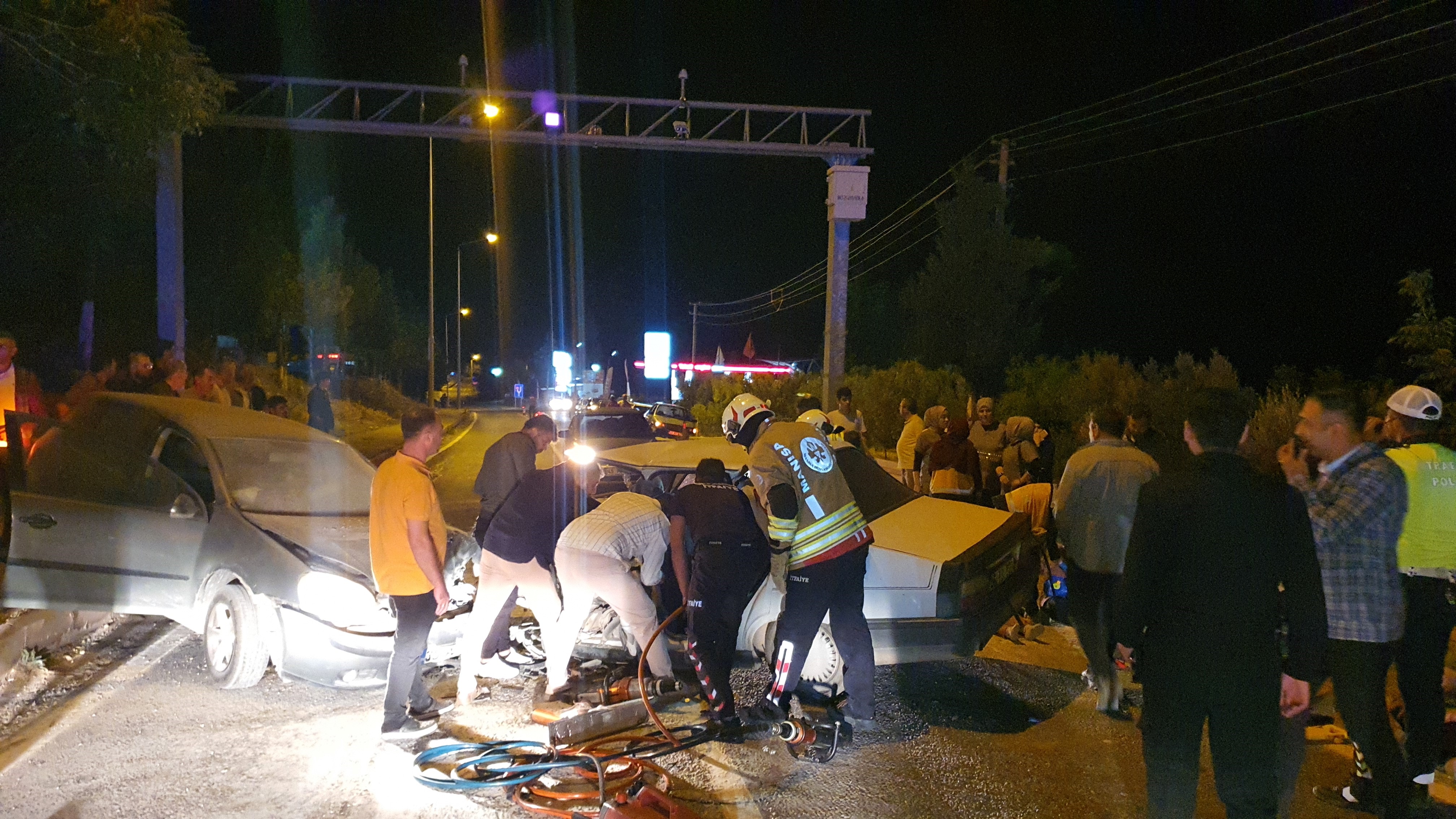 Demirci Salihli Karayolunun 2. Kilometresinde 45 Pb 573 Plakalı Mustafa Uysal (47) Yönetimindeki Otomobilin Hatalı Sollama Yapması Sonucu Karşı Yönden Gelen 35 Pc 104 Plakalı Gülcan Büber (41) Yönetimindeki Otomobil Ile Çar