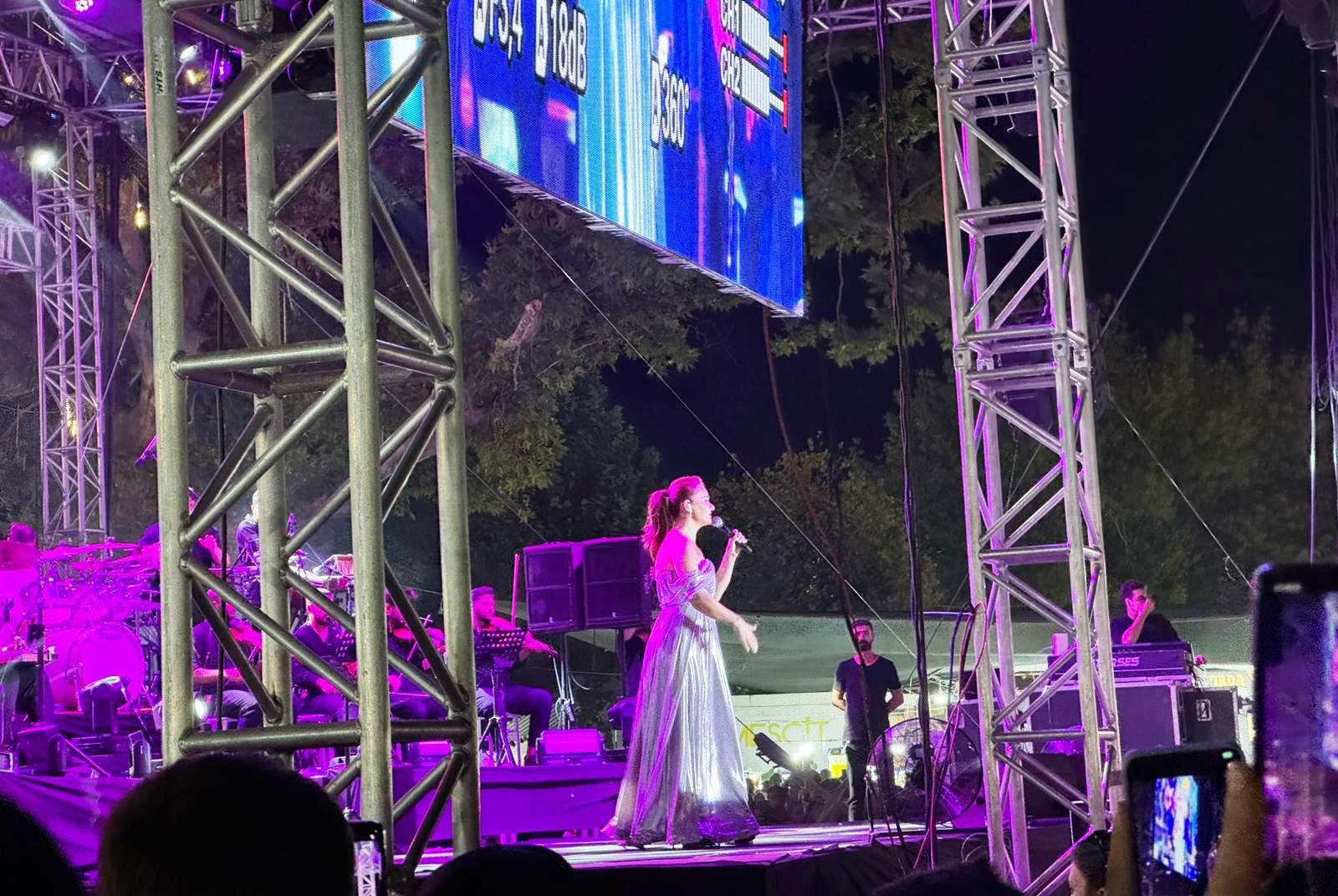 Derya Bedavacı Şarkılarıyla Izleyenlere Unutulmaz Bir Gece Yaşattı (2)