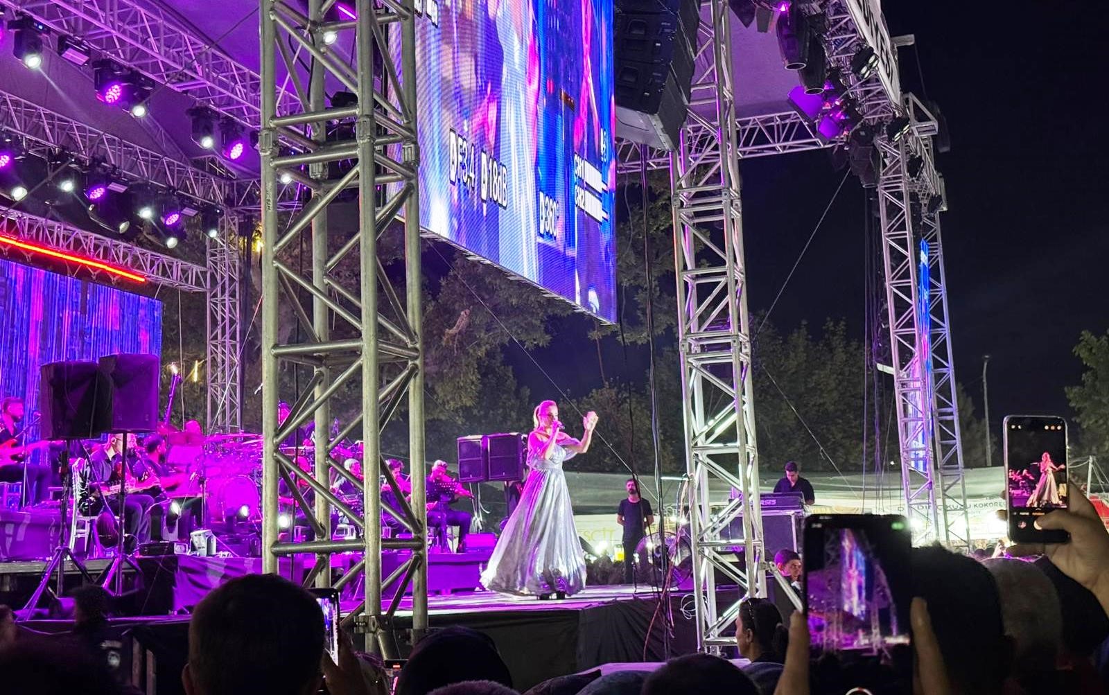 Derya Bedavacı Şarkılarıyla Izleyenlere Unutulmaz Bir Gece Yaşattı (3)