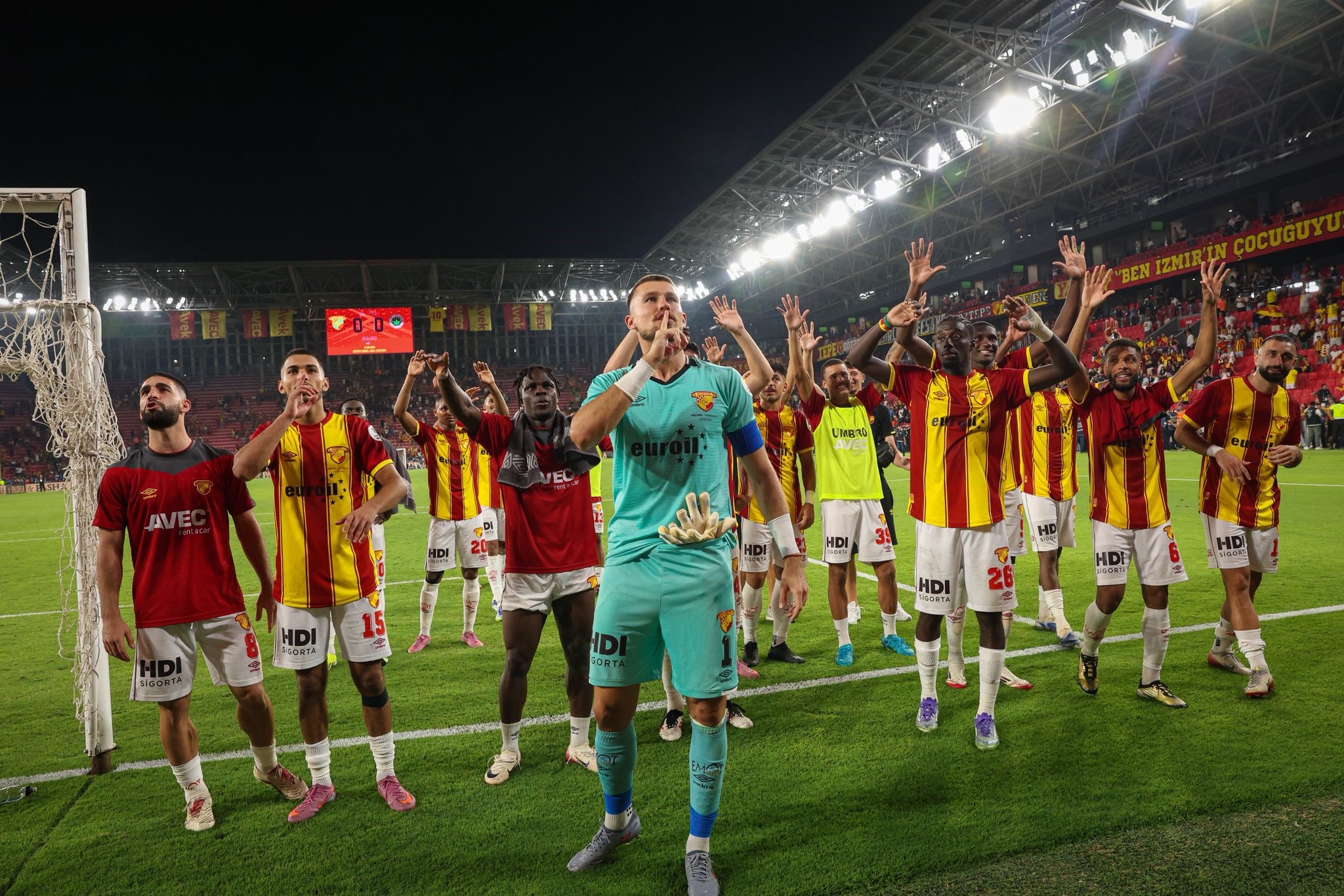 Göztepe, Ilk Iç Saha Maçında Beğeni Topladı (3)