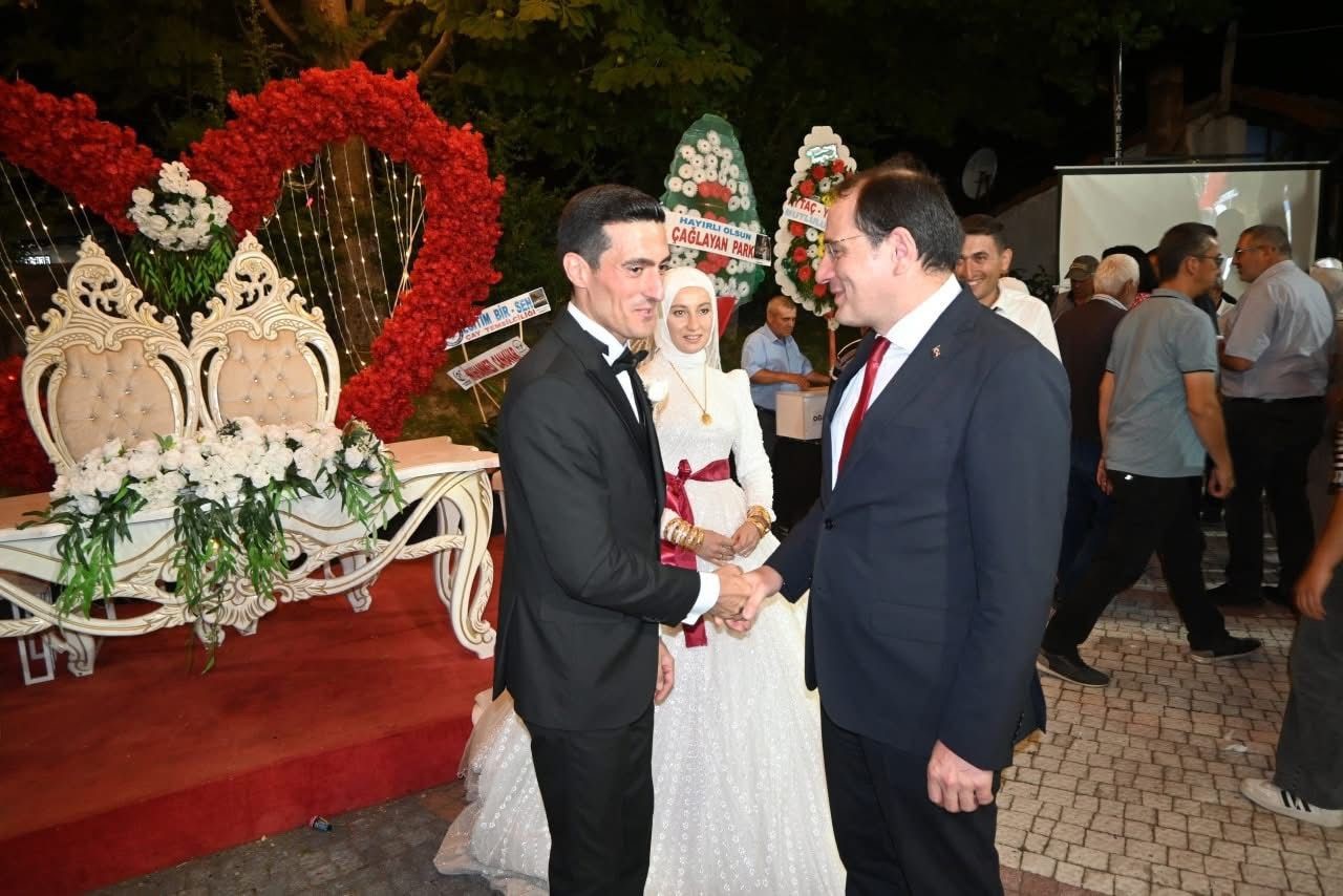 Kaymakam Türker, Çalışma Arkadaşlarını Yalnız Bırakmadı! (2)