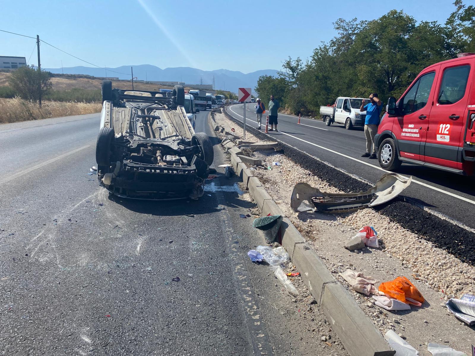 Manisa'da Korkutan Kaza Otomobil Takla Attı! (1)