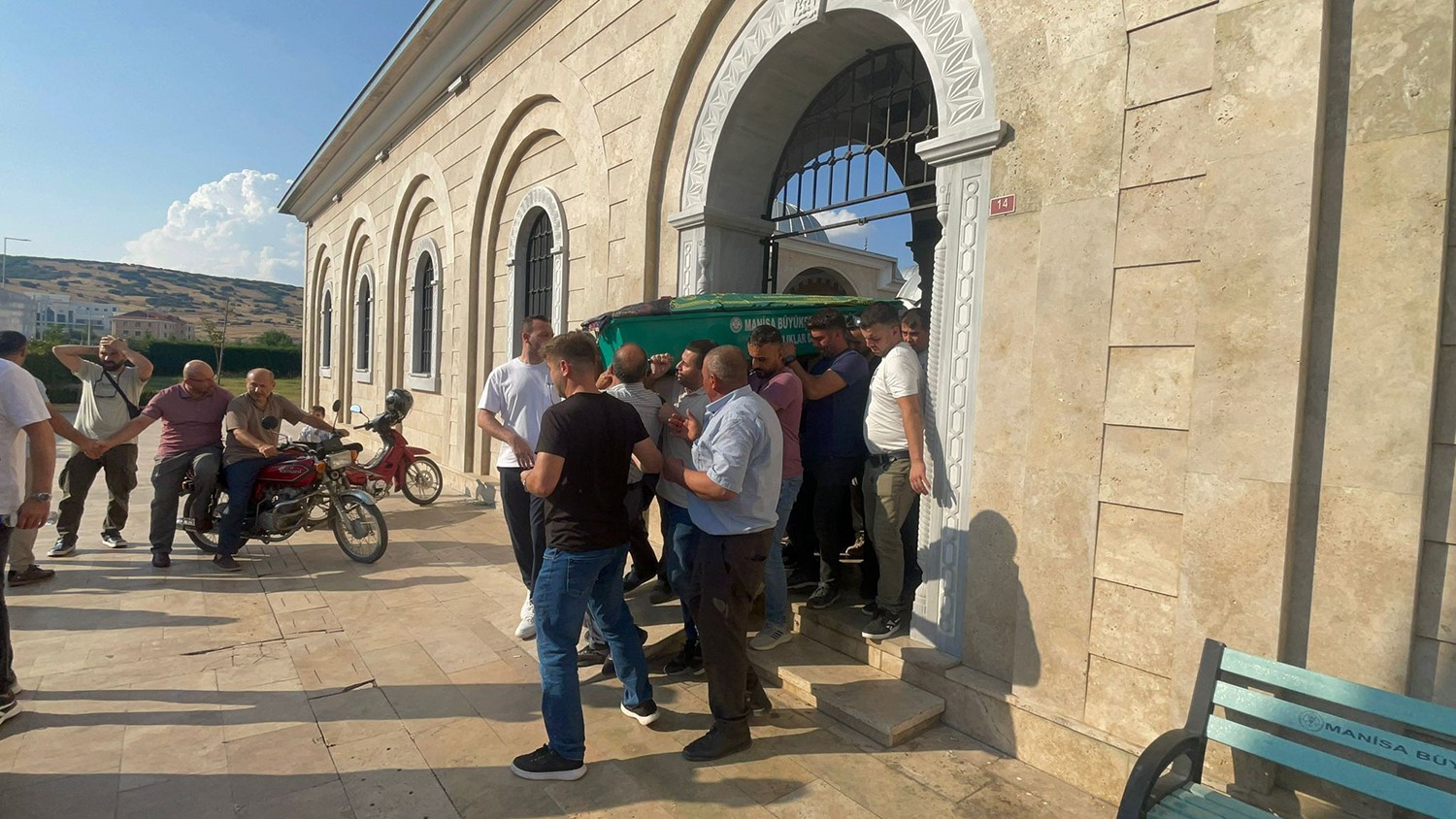 Manisa'da Otobüs Kazası 2 Kişi Hayatını Kaybetti, Sürücü Tutuklandı (2)