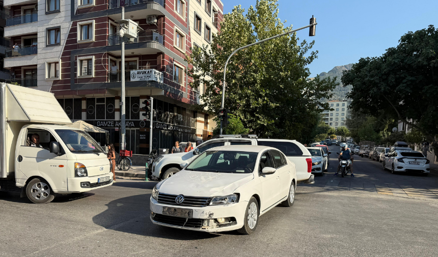 Manisa'da Otomobil Ile Motosiklet Çarpıştı 1 Yaralı (5)