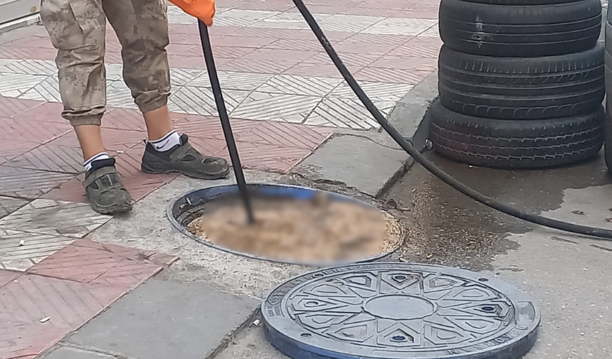 Manisa'da Tıkanan Rögarın İçinden Çıkanlar Şoke Etti (1)
