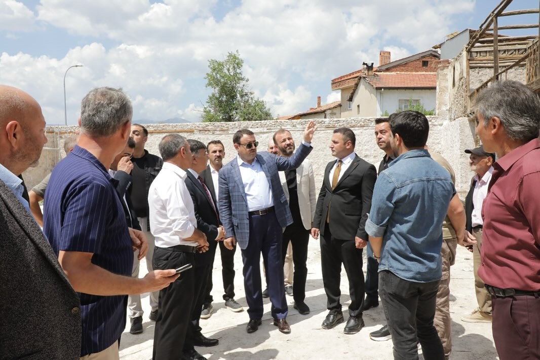 Tarihi Emet Hanı’nda Çalışmaları Sürüyor! (1)