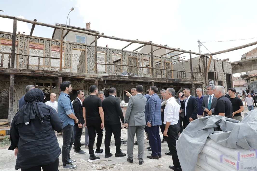 Tarihi Emet Hanı’nda Çalışmaları Sürüyor! (2)