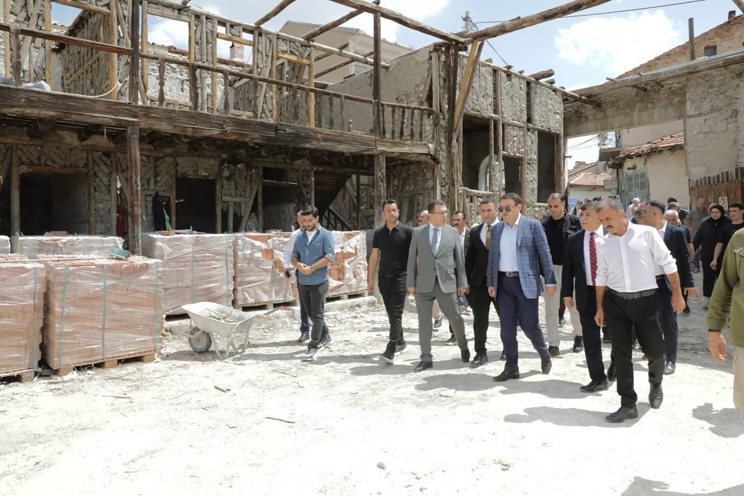 Tarihi Emet Hanı’nda Çalışmaları Sürüyor! (4)