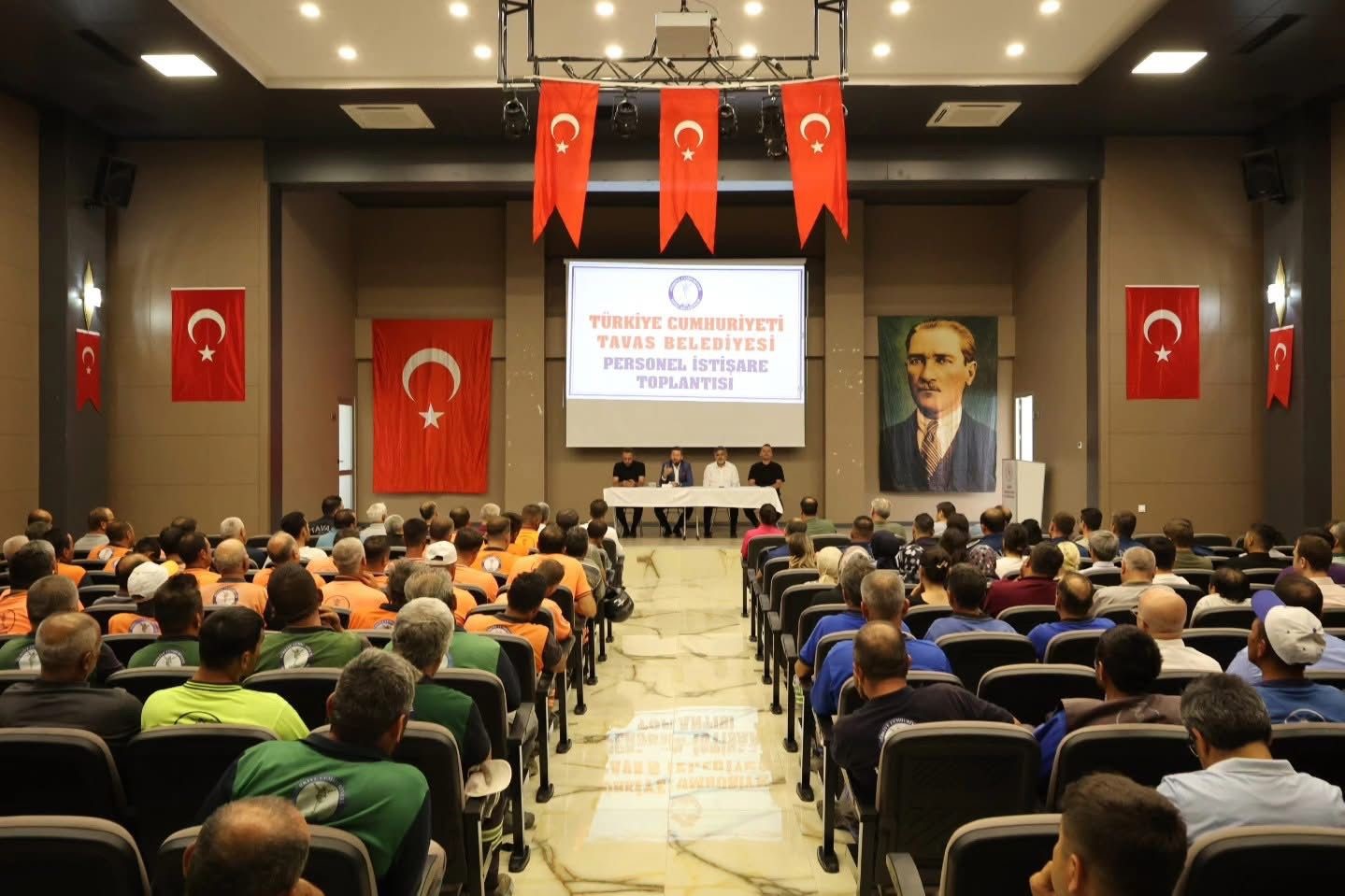 Tavas Belediye Başkanı Kadir Tatık, Personeliyle Bir Araya Gelerek Toplantı Gerçekleştirdi. (2)