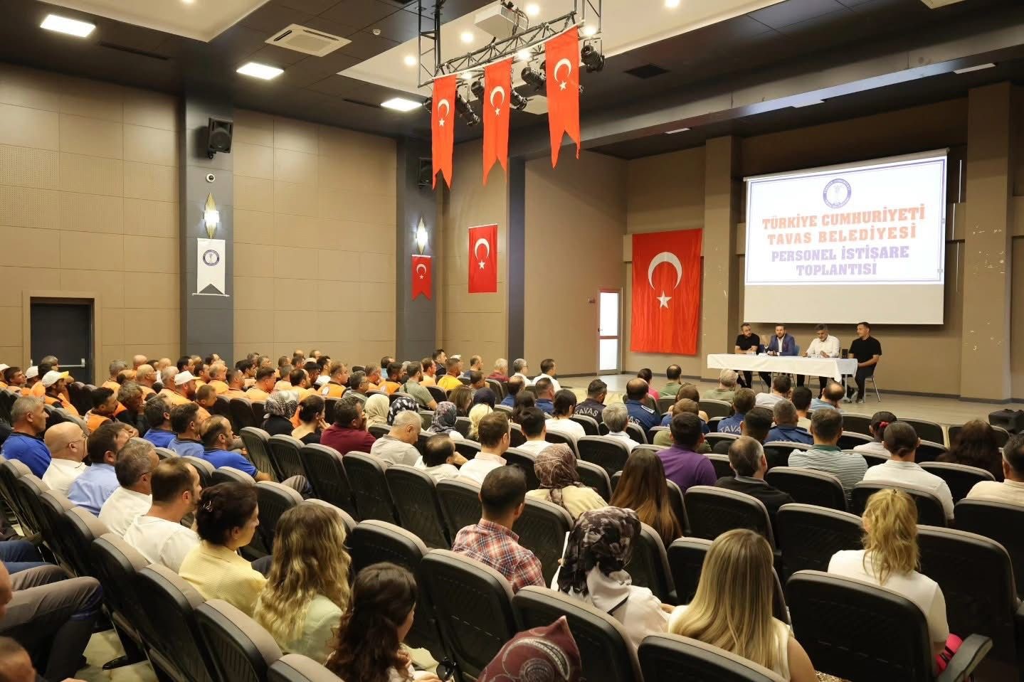 Tavas Belediye Başkanı Kadir Tatık, Personeliyle Bir Araya Gelerek Toplantı Gerçekleştirdi. (3)
