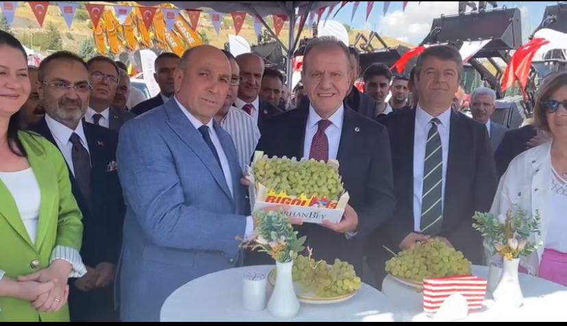 Türkiye Belediyeler Birliği Araç Teslim Törenine Katılarak İlçemize Hibe Edilen Ekskavatör’ü Teslim Aldık İlçemize Hayırlı Uğurlu Olsun (7)