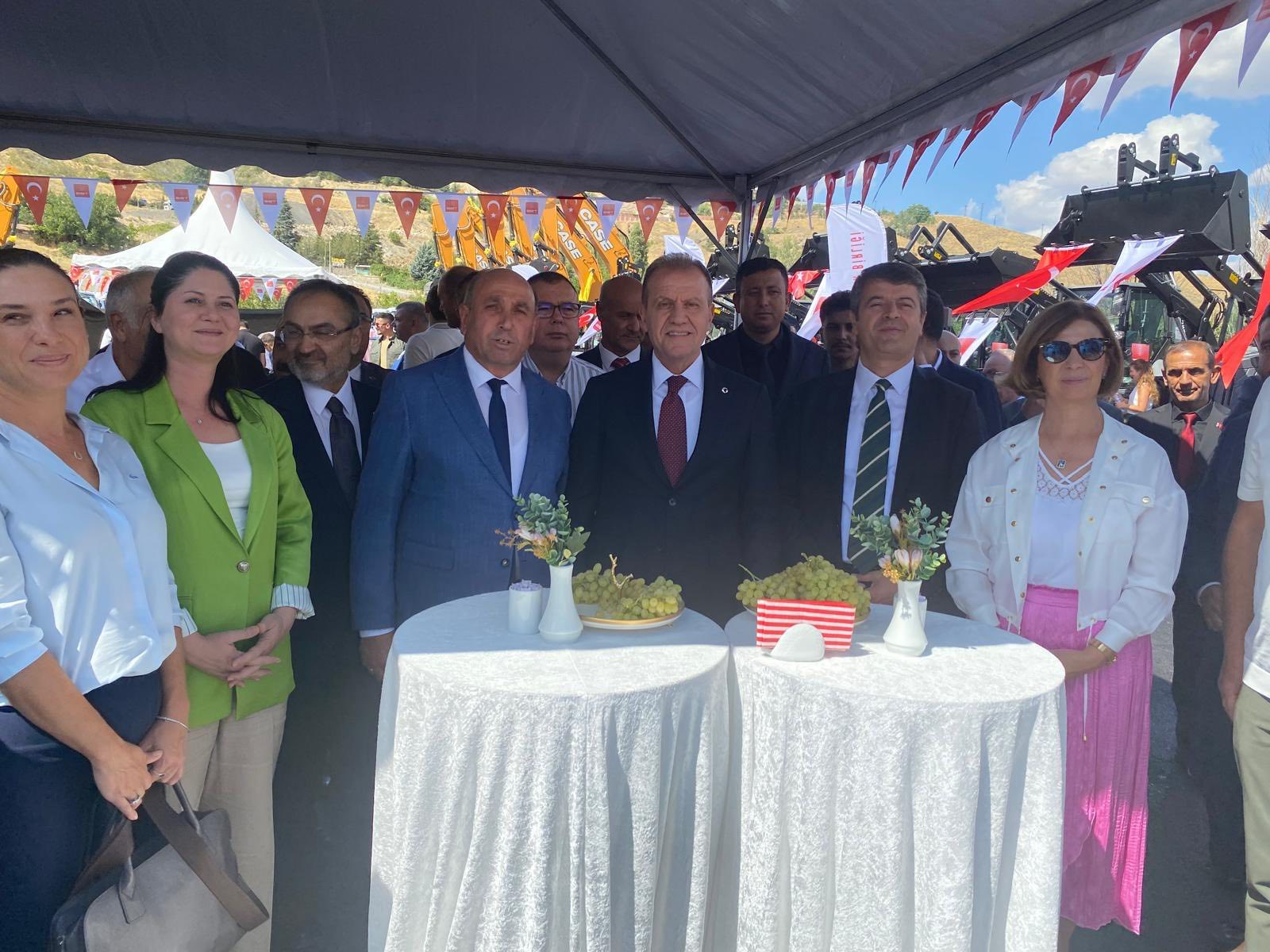 Türkiye Belediyeler Birliği Araç Teslim Törenine Katılarak İlçemize Hibe Edilen Ekskavatör’ü Teslim Aldık İlçemize Hayırlı Uğurlu Olsun (9)