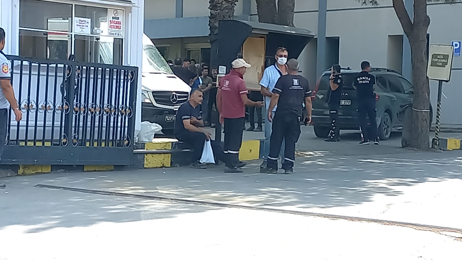 Manisa'da bir fabrikada zehirlenen işçiler hastaneye kaldırıldı!-2