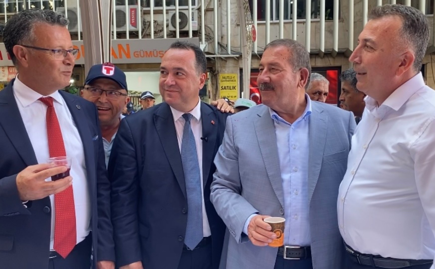 Alaşehirlilere Ücretsiz Üzüm Suyu Ikramı (2)