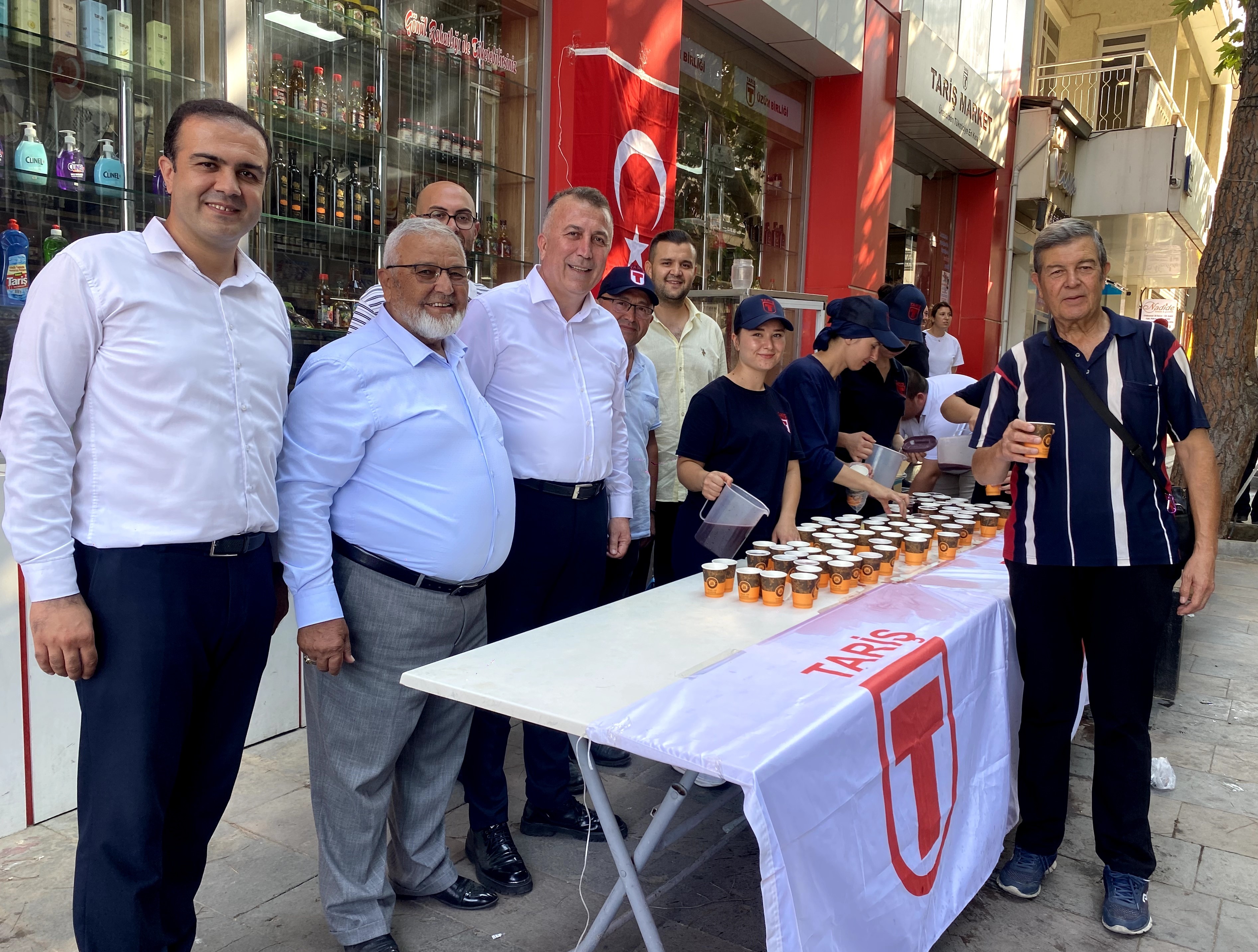 Alaşehirlilere Ücretsiz Üzüm Suyu Ikramı (3)