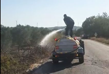Bilgiye Göre, İlyaslar Ve Karakurt Mahalleleri Arasında Seyir Halinde Ilerleyen Kasalı Motosiklet Bir Anda Alev Aldı. Alevlerin Yükselmesiyle Birlikte Yol Kenarında Bulunan Otluk Alan Da Tutuştu. Yangını Gören Mahalle Sakin (3)