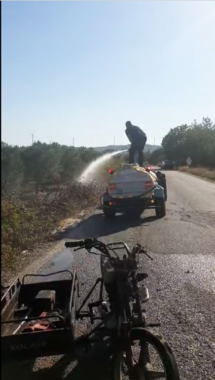 Bilgiye Göre, İlyaslar Ve Karakurt Mahalleleri Arasında Seyir Halinde Ilerleyen Kasalı Motosiklet Bir Anda Alev Aldı. Alevlerin Yükselmesiyle Birlikte Yol Kenarında Bulunan Otluk Alan Da Tutuştu. Yangını Gören Mahalle Sakin