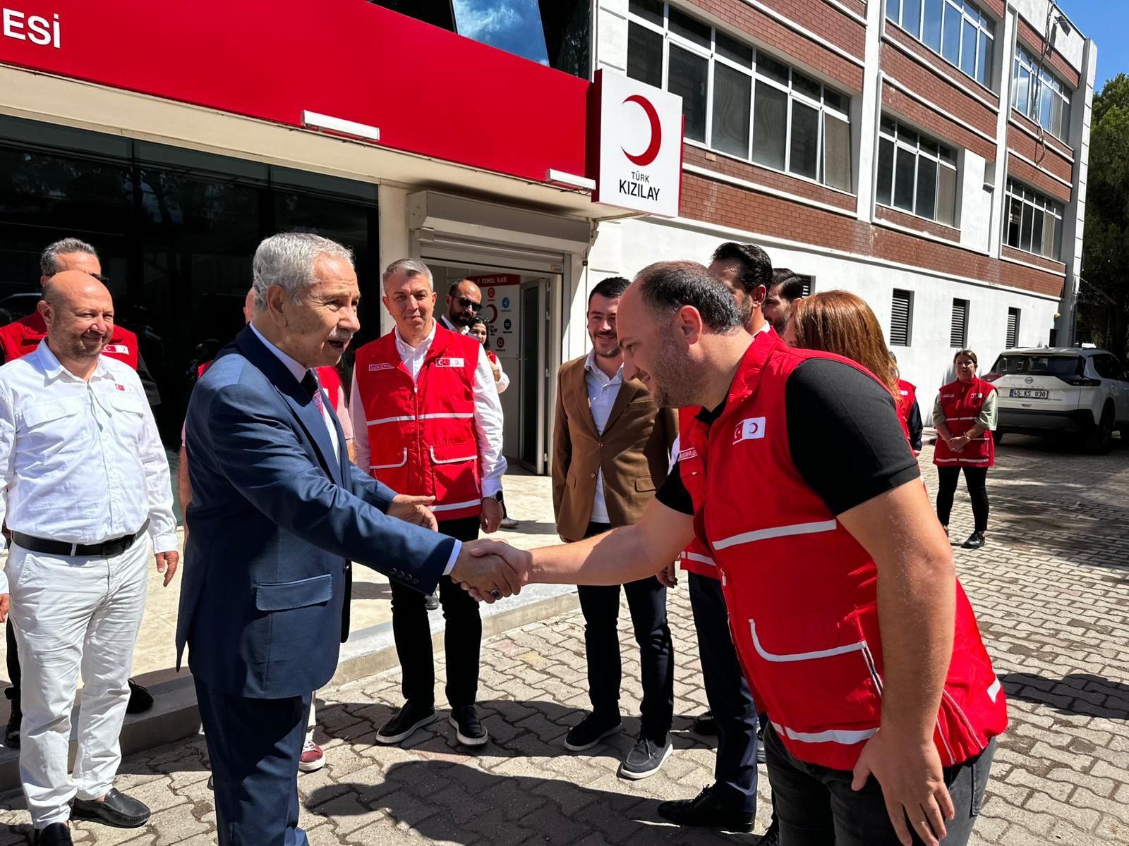 Bülent Arınç’tan Kızılay'a Anlamlı Tebrik! (2)