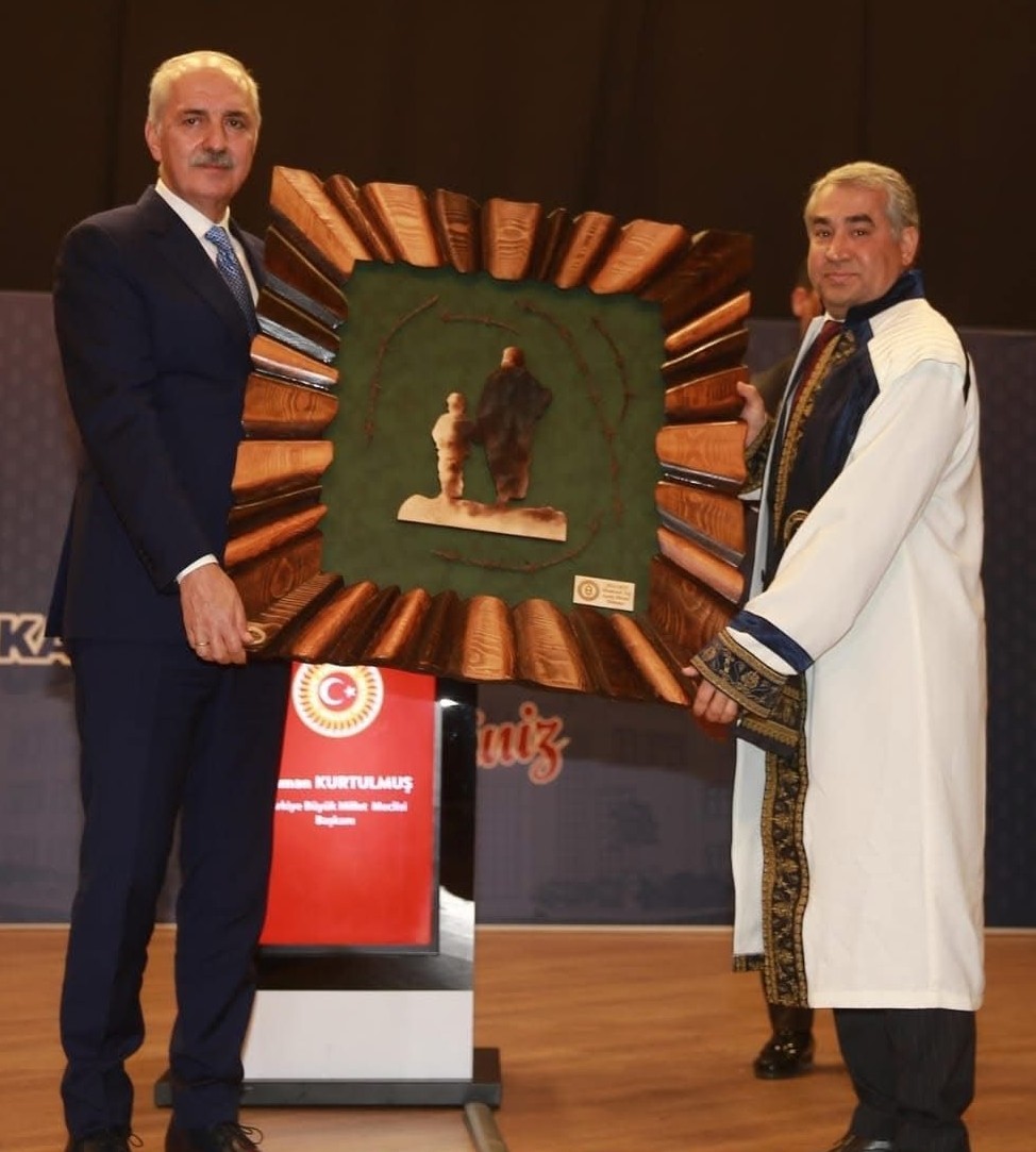 Çeyrek Asırdır Sanatla Uğraşıyor Cumhurbaşkanlığı Makamında Eseri Var (3)