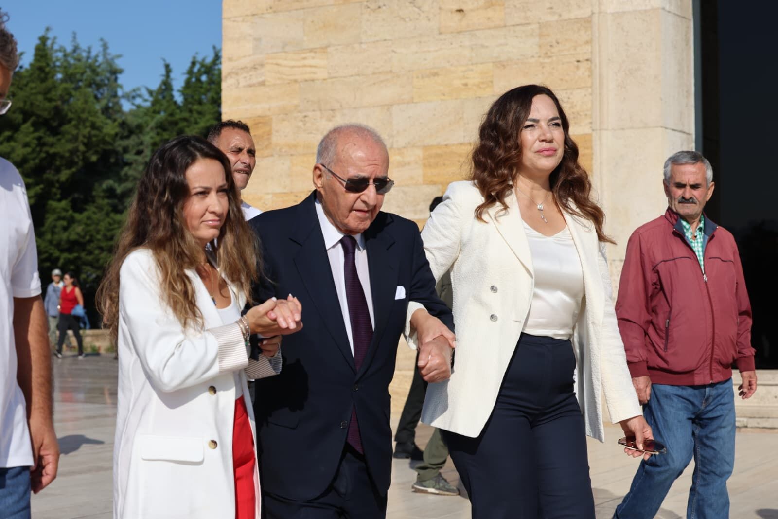 Cumhuriyet Halk Partisi’nin Kuruluşunun 102. Yılı Dolayısıyla Genel Başkan Özgür Özel Ve Parti Kurmayları Anıtkabir’deydi. Chp Manisa İl Başkanı İlksen Özalper’in De Bulunduğu Programda Ata’nın Huzuruna Çelenk Bırakılarak (5)