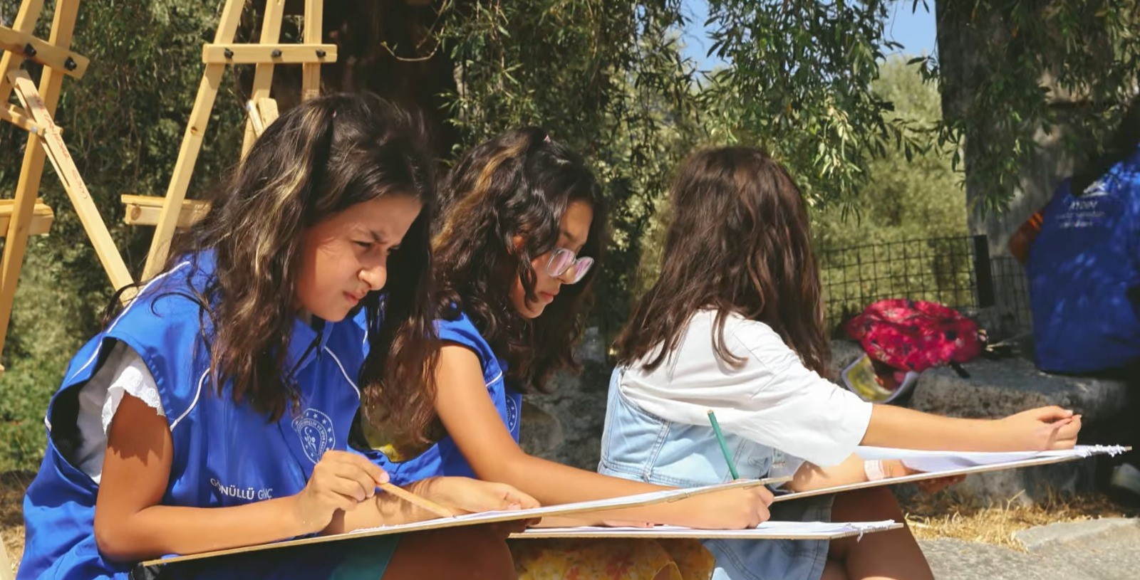 Gençler, Sultanhisar'daki Nysa Antik Kenti'nde Tarihle Sanatı Buluşturdu. Binlerce Yıllık Taşların Gölgesinde Fırçalarını Konuşturan Gençler, (3)