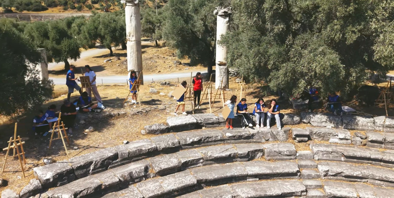 Gençler, Sultanhisar'daki Nysa Antik Kenti'nde Tarihle Sanatı Buluşturdu. Binlerce Yıllık Taşların Gölgesinde Fırçalarını Konuşturan Gençler, (4)