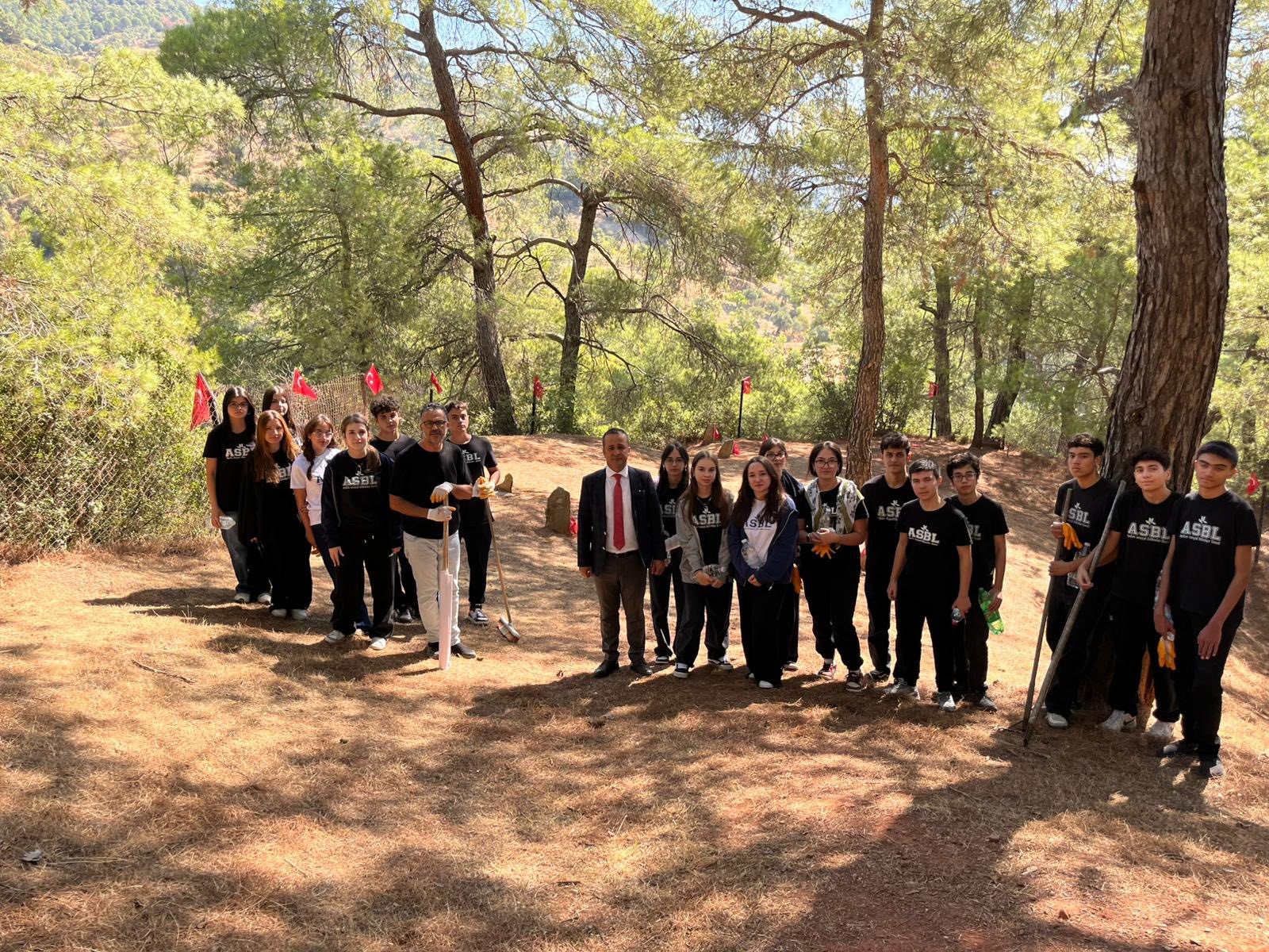 Hem Dua Etti, Hem De Şehitlikte Çevre Temizliği Yaparak Örnek Oldu (3)
