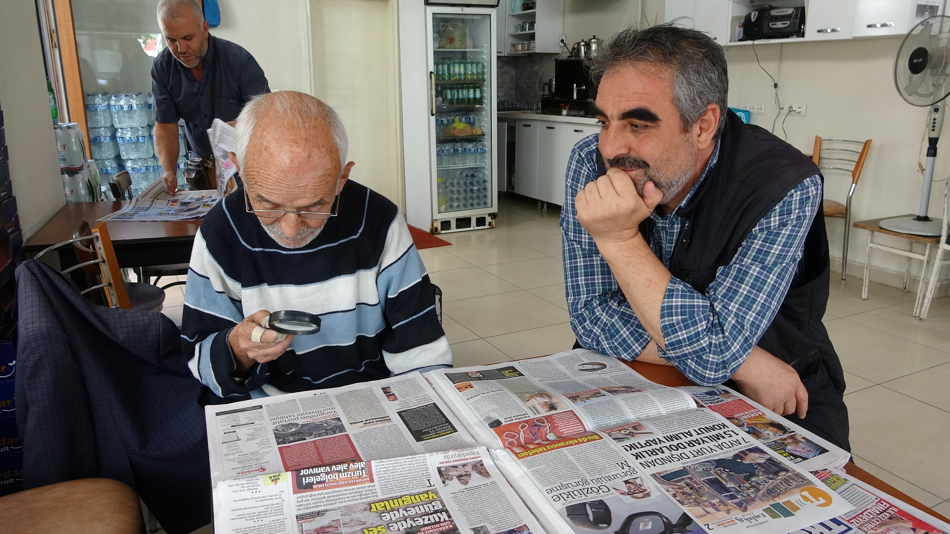 Kütahya'da Yakın Okuma Gözlüğünü Kaybeden Vatandaş, Gazeteleri 18 Yıldır Büyüteçle Okuyor (1)