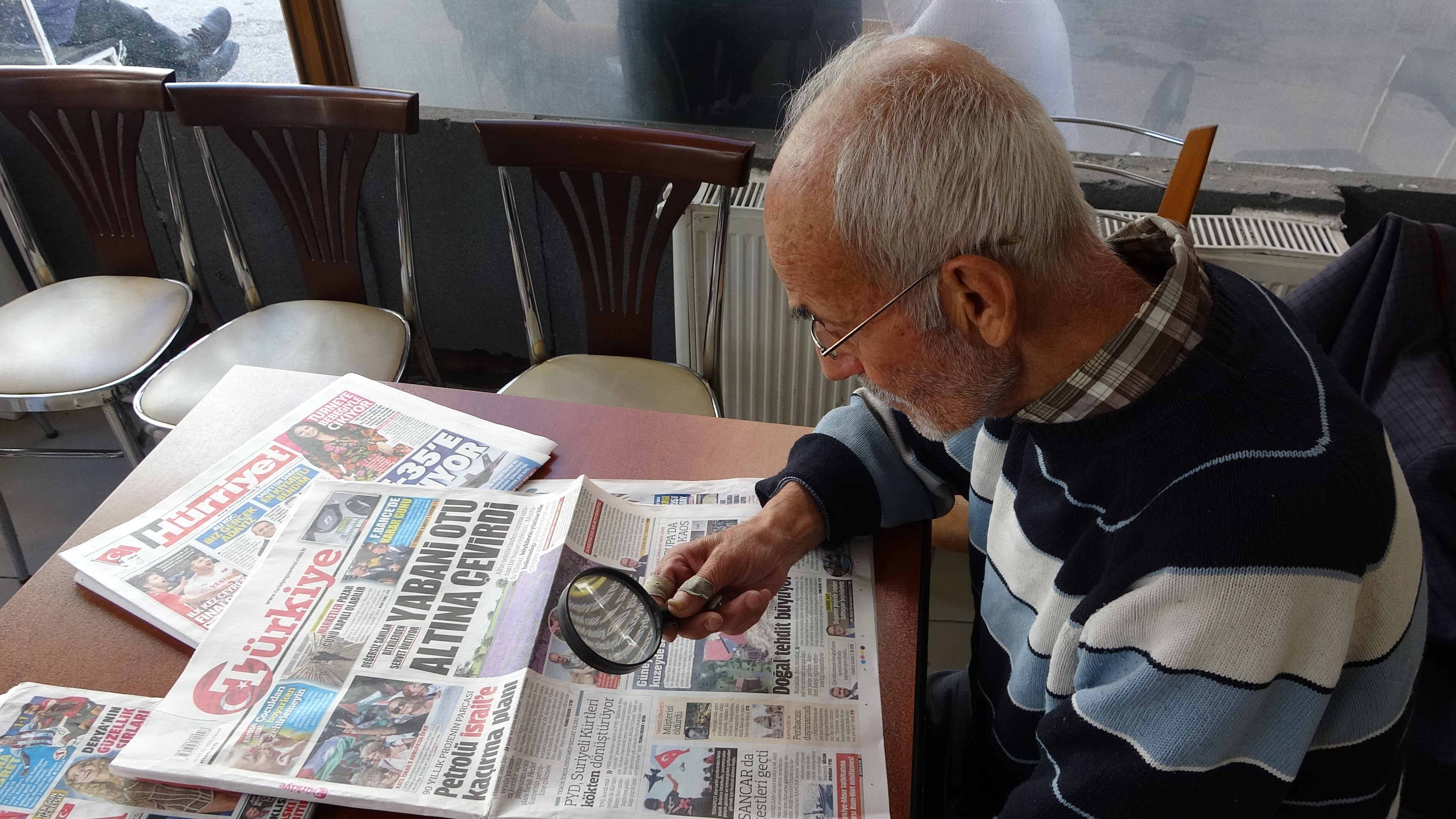 Kütahya'da Yakın Okuma Gözlüğünü Kaybeden Vatandaş, Gazeteleri 18 Yıldır Büyüteçle Okuyor (2)