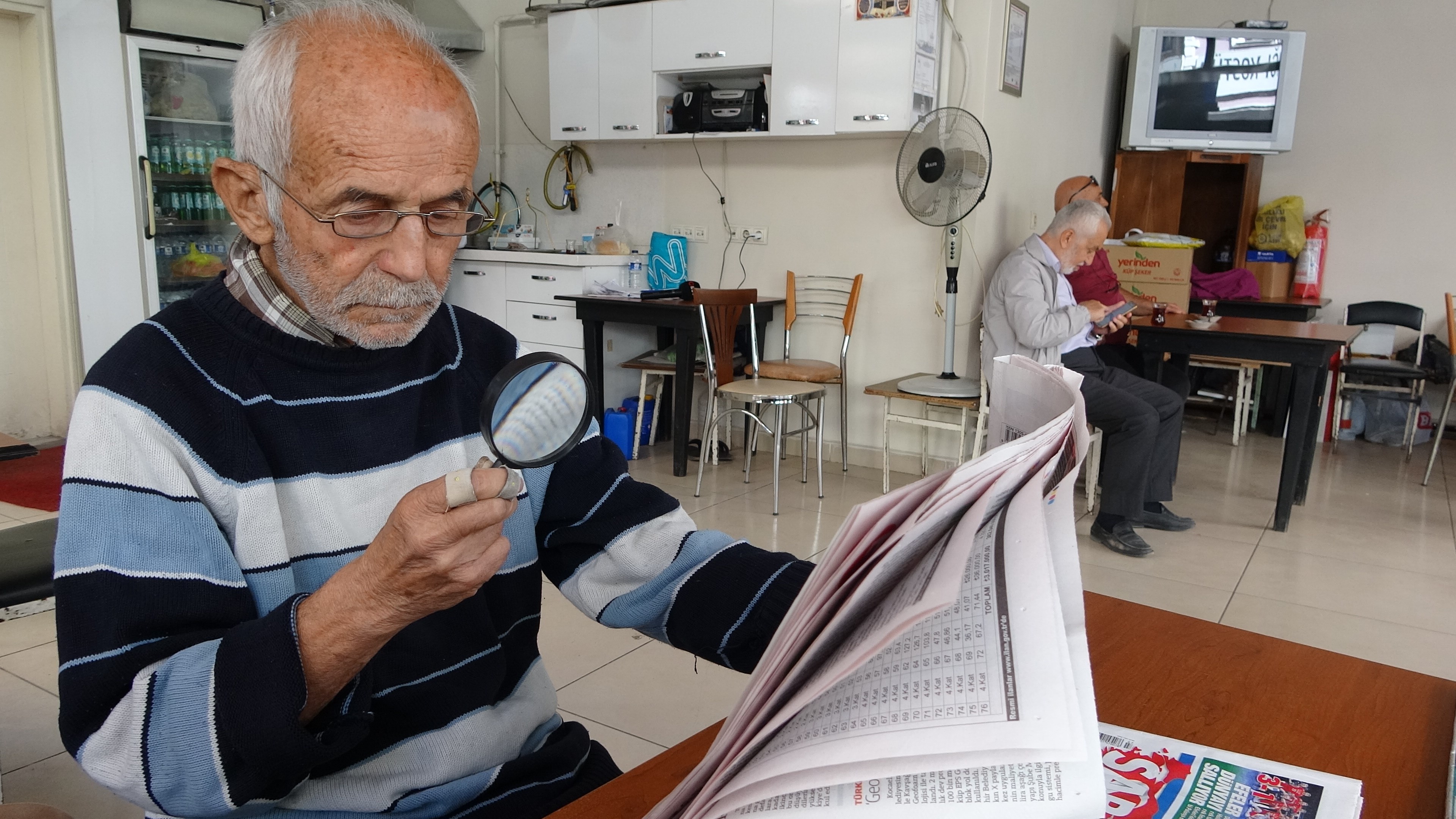 Kütahya'da Yakın Okuma Gözlüğünü Kaybeden Vatandaş, Gazeteleri 18 Yıldır Büyüteçle Okuyor (3)