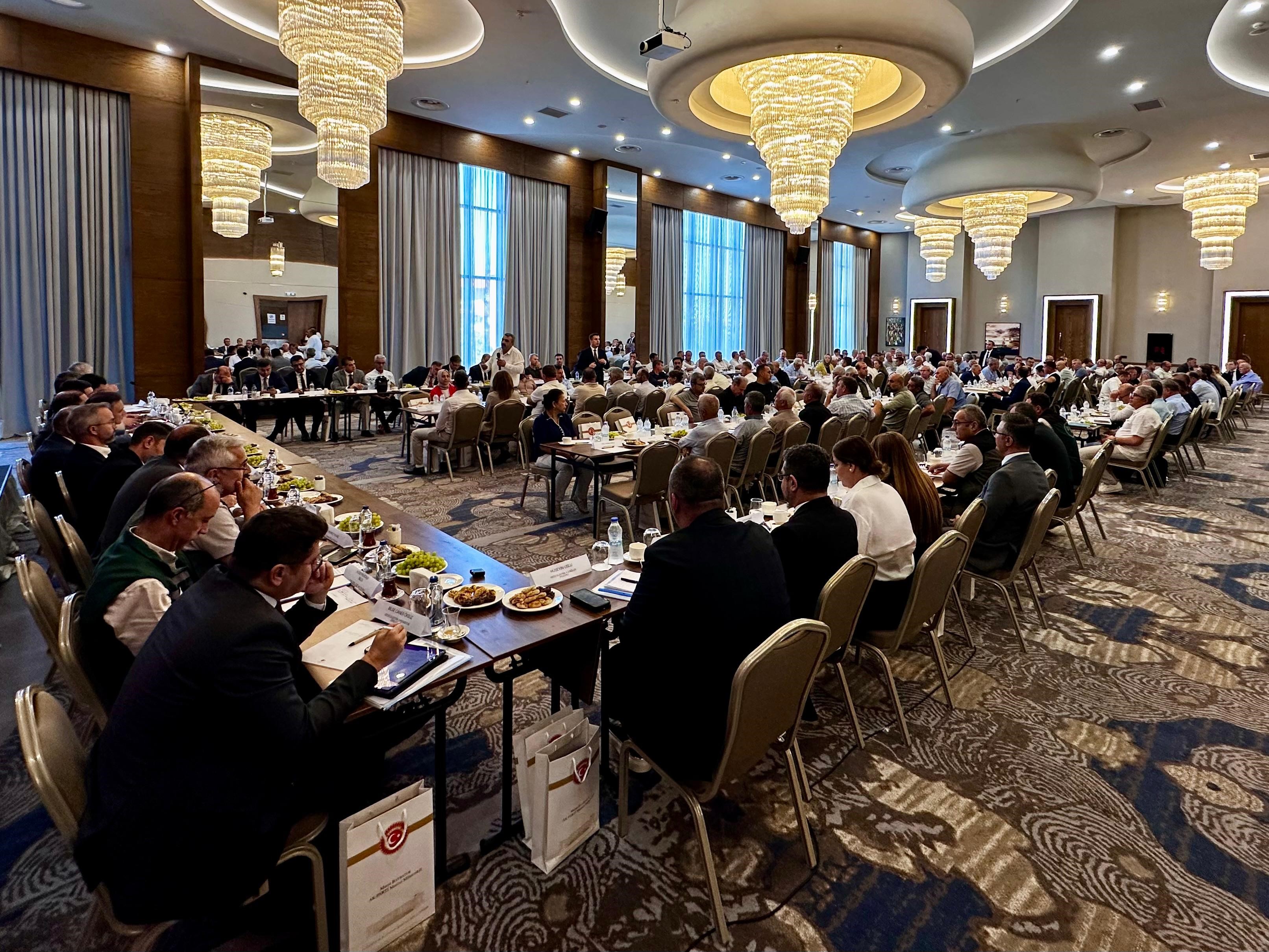 Manisa’da Bir Otelde Düzenlenen Programa Kamu Kurumlarının Bölge Ve Il Müdürleri Iştirak Etti. Ak Parti Manisa Milletvekili Murat Baybatur’un Moderatörlüğünü Yaptığı Programda, Mahalle Muhtarları, Vatandaşların Günlük Yaşam (3)
