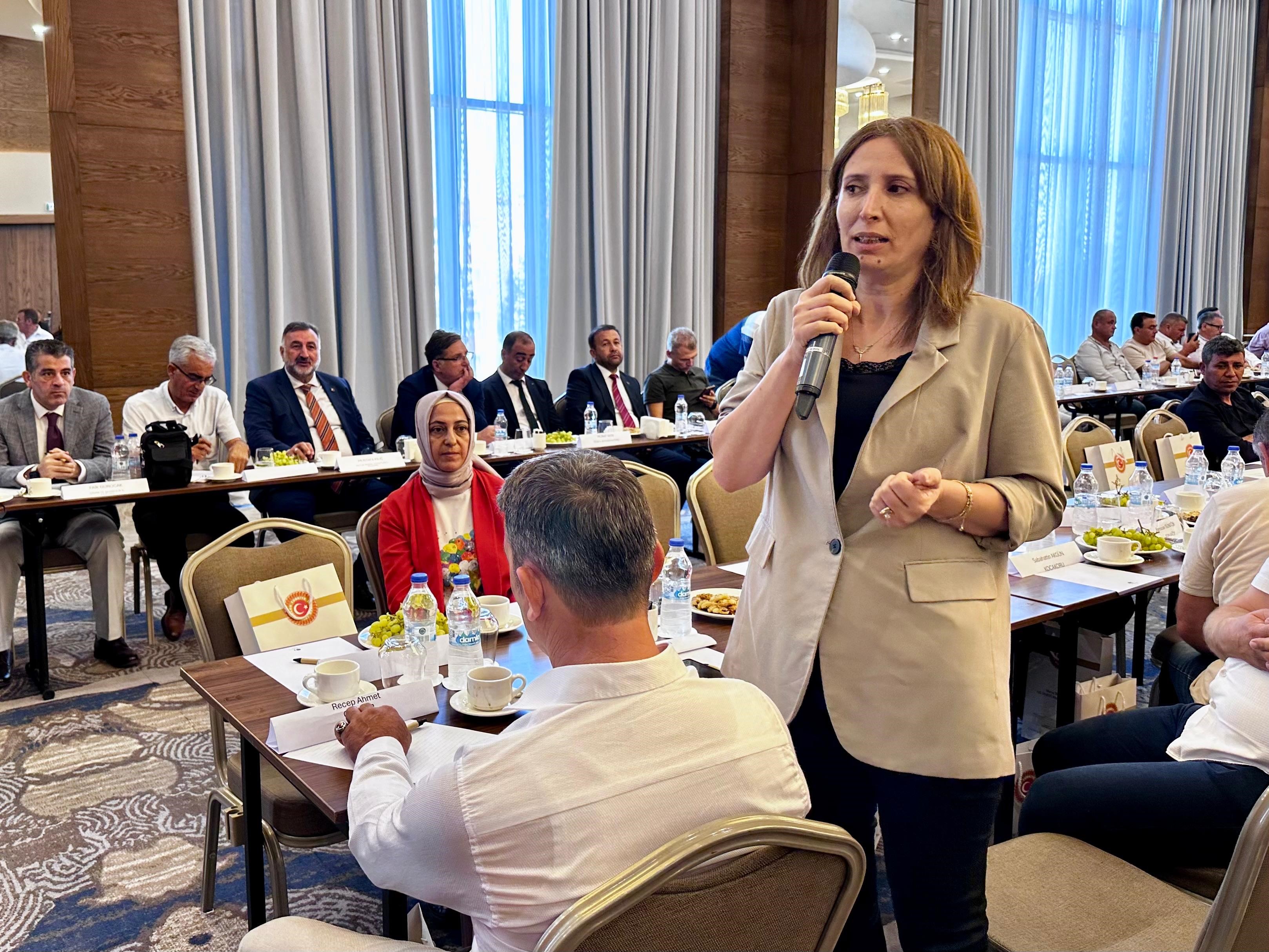 Manisa’da Bir Otelde Düzenlenen Programa Kamu Kurumlarının Bölge Ve Il Müdürleri Iştirak Etti. Ak Parti Manisa Milletvekili Murat Baybatur’un Moderatörlüğünü Yaptığı Programda, Mahalle Muhtarları, Vatandaşların Günlük Yaşamın (1)