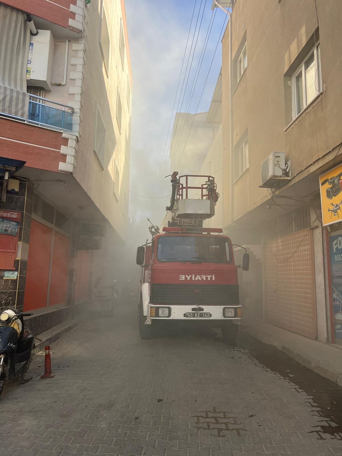 Manisa'da Evin Çatısında Çıkan Yangın Korkuttu (1)